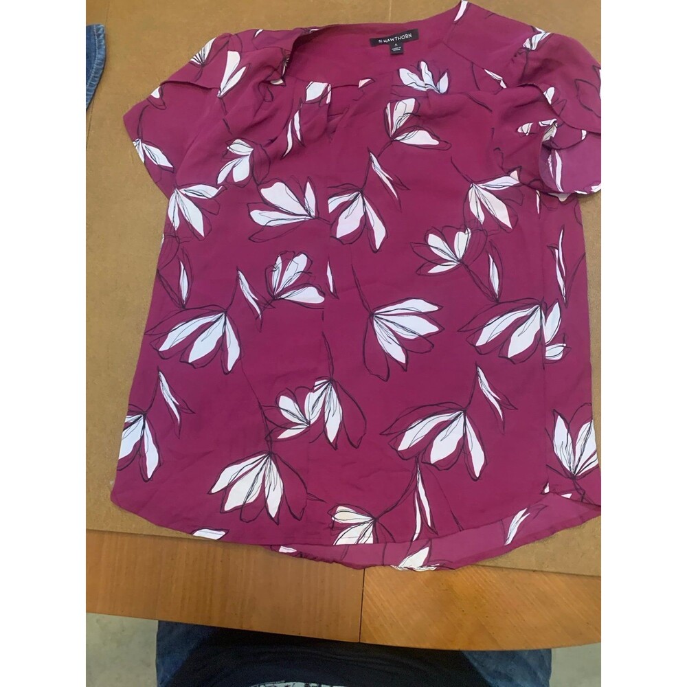 Beautiful 41 Hawthorn floral blouse in women’s size Small.